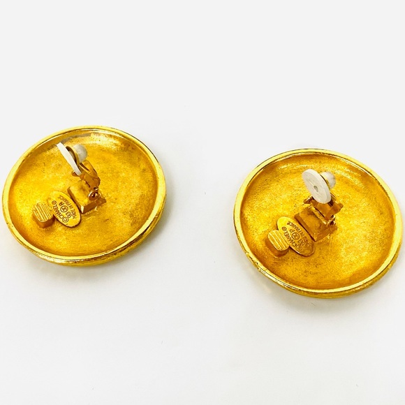 1993 Vintage Chanel CC LOGO Hammered Gold Plated Clip on Earrings - Picture 6 of 16